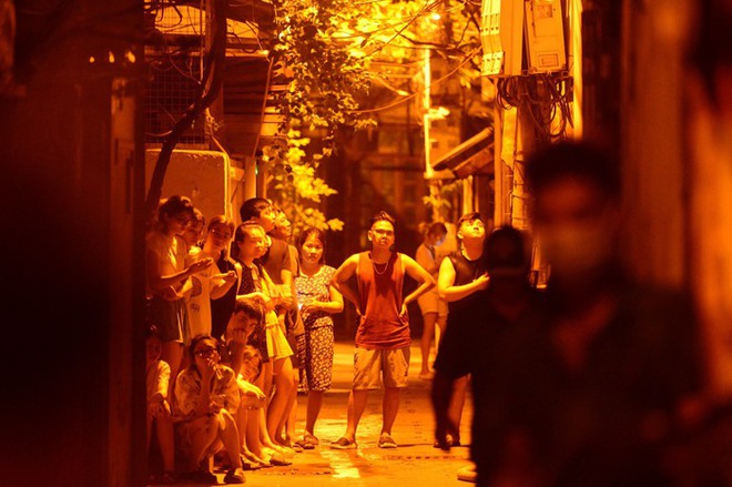 Hiện trường cháy chung cư mini ở Hà Nội: Nhiều người ngất xỉu, gấp rút thực hiện cứu hộ - Ảnh 8.