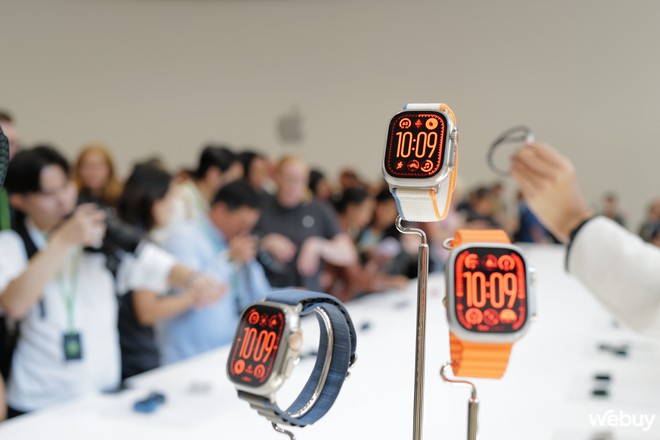 Cận cảnh Apple Watch Ultra 2 tại sự kiện ra mắt: Vẫn đẹp sang, cử chỉ &ldquo;bấm ng&oacute;n tay&rdquo; qu&aacute; tiện - Ảnh 3.