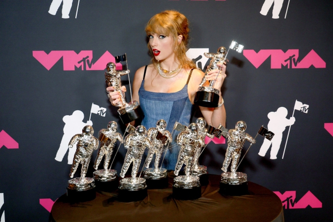 Nữ hoàng VMAs 2023 gọi tên Taylor Swift: Chặt chém trên thảm hồng, giật 9 chiếc cúp không bằng khoảnh khắc rơi nhẫn 400 triệu - Ảnh 9.