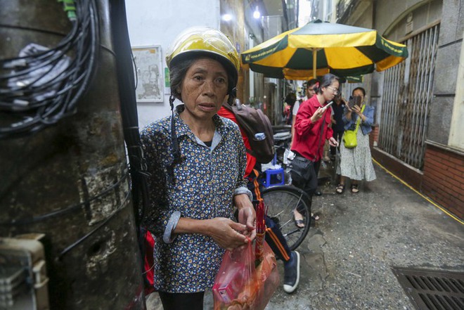 Người dân Hà Nội đội mưa đến nơi xảy ra vụ cháy chung cư mini, đặt hoa tưởng niệm các nạn nhân xấu số - Ảnh 7.