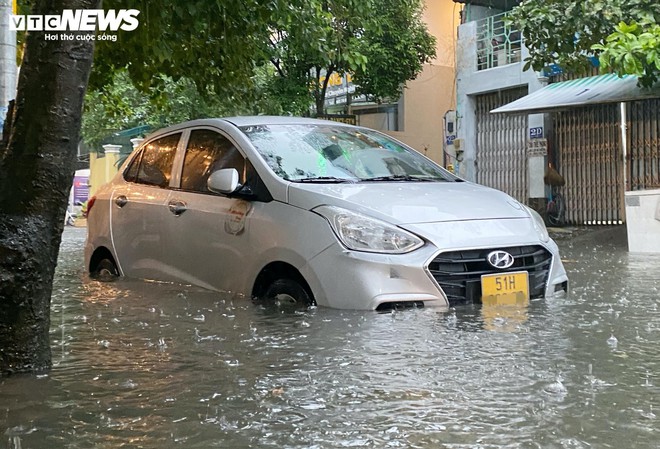 TP.HCM: Đường mênh mông nước, người dân khổ sở về nhà sau cơn mưa lớn - Ảnh 3.