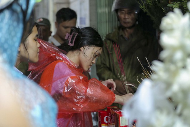 Người dân Hà Nội đội mưa đến nơi xảy ra vụ cháy chung cư mini, đặt hoa tưởng niệm các nạn nhân xấu số - Ảnh 4.