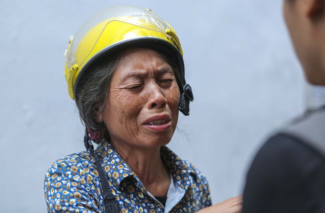 Người dân Hà Nội đội mưa đến nơi xảy ra vụ cháy chung cư mini, đặt hoa tưởng niệm các nạn nhân xấu số - Ảnh 9.