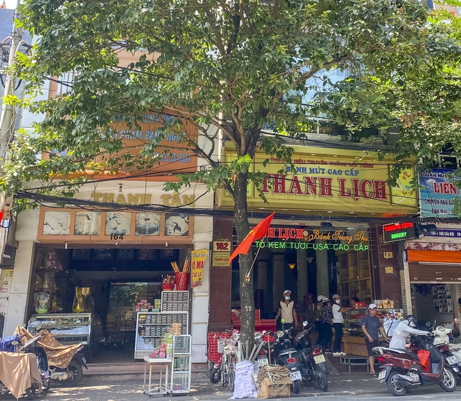 Con phố ở Hải Phòng đầy ắp các cửa tiệm bánh trung thu lâu đời, người địa phương chỉ nhìn nhân cũng đoán được thương hiệu - Ảnh 4.