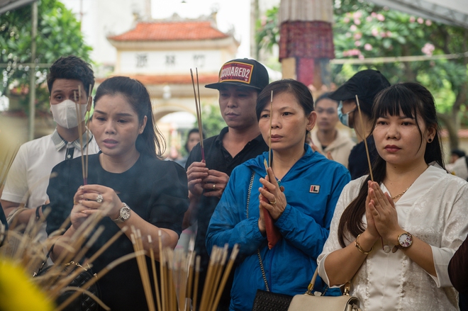 Người dân đội mưa, bật khóc trong lễ cầu siêu cho các nạn nhân vụ cháy chung cư mini ở Hà Nội - Ảnh 6.
