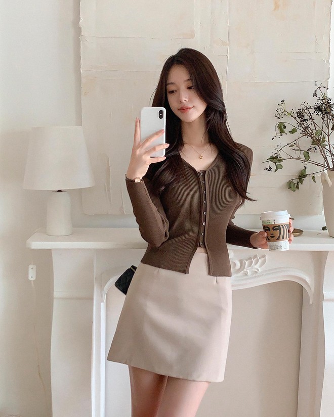 10 c&aacute;ch diện trang phục d&aacute;ng ngắn s&agrave;nh điệu, ph&ugrave; hợp ng&agrave;y mưa gi&oacute; - Ảnh 8.