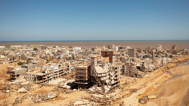 R&ugrave;ng m&igrave;nh trước lời kể s&oacute;ng thần cao bằng t&ograve;a nh&agrave; 6 tầng ở Libya - Ảnh 1.
