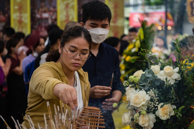 Người dân đội mưa, bật khóc trong lễ cầu siêu cho các nạn nhân vụ cháy chung cư mini ở Hà Nội - Ảnh 10.
