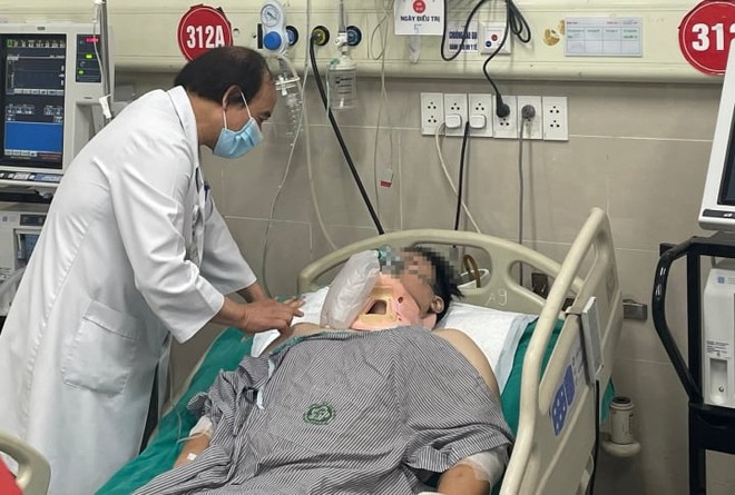 Vụ ch&aacute;y chung cư mini: C&ograve;n 1 ca thở m&aacute;y, c&aacute;c bệnh nh&acirc;n kh&aacute;c diễn biến t&iacute;ch cực - Ảnh 1.