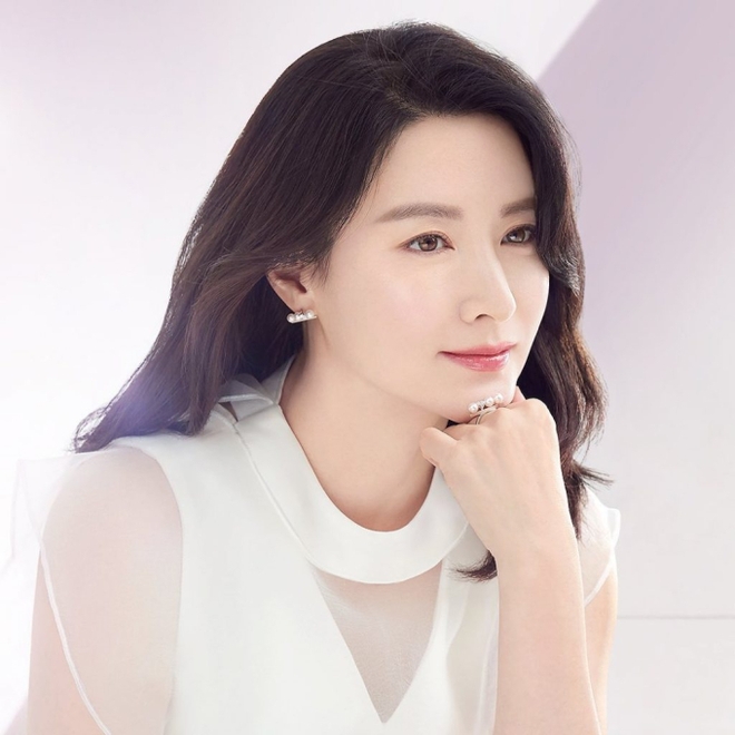 Lee Young Ae trước khi bị vướng scandal lớn nhất sự nghiệp: Quốc bảo nhan sắc cùng cuộc hôn nhân kín tiếng bên ông xã hơn 20 tuổi - Ảnh 3.