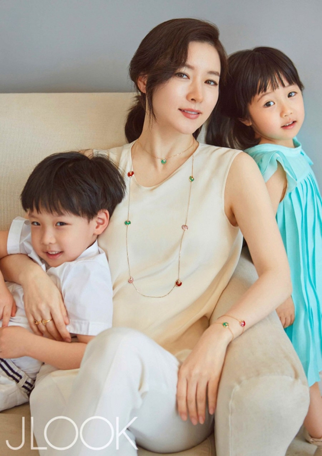 Lee Young Ae trước khi bị vướng scandal lớn nhất sự nghiệp: Quốc bảo nhan sắc cùng cuộc hôn nhân kín tiếng bên ông xã hơn 20 tuổi - Ảnh 5.