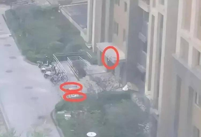 Vụ 3 mẹ con rơi từ tòa nhà chung cư ở Trung Quốc: Một trẻ sống sót, nghi người mẹ ôm con tự vẫn - Ảnh 1.