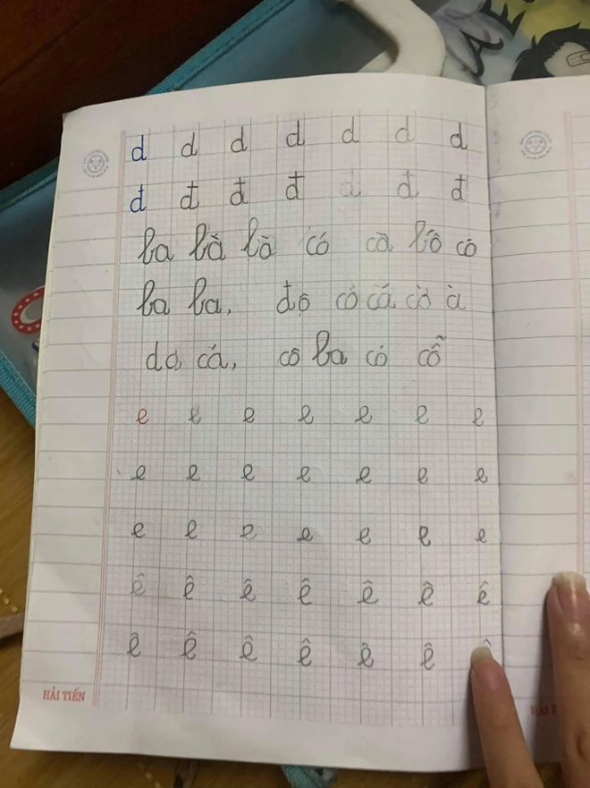 Học sinh lớp 1 r&egrave;n chữ tới 23h đ&ecirc;m: Trẻ vừa học vừa ng&aacute;p, mẹ xịt nước v&agrave;o mặt cho tỉnh ngủ để vật lộn c&ugrave;ng con - Ảnh 1.