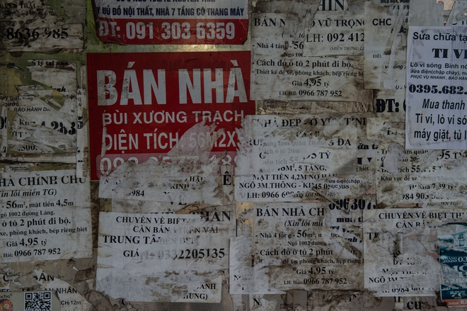 Cận cảnh những tấm biển quảng cáo, rao vặt miễn phí nhếch nhác ở Hà Nội - Ảnh 6.