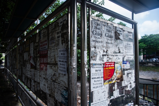 Cận cảnh những tấm biển quảng cáo, rao vặt miễn phí nhếch nhác ở Hà Nội - Ảnh 5.