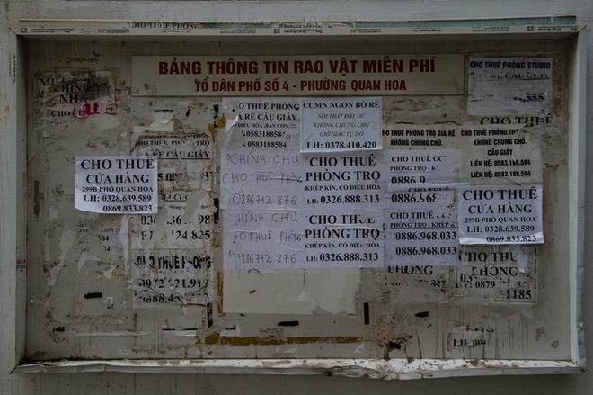 Cận cảnh những tấm biển quảng cáo, rao vặt miễn phí nhếch nhác ở Hà Nội - Ảnh 15.