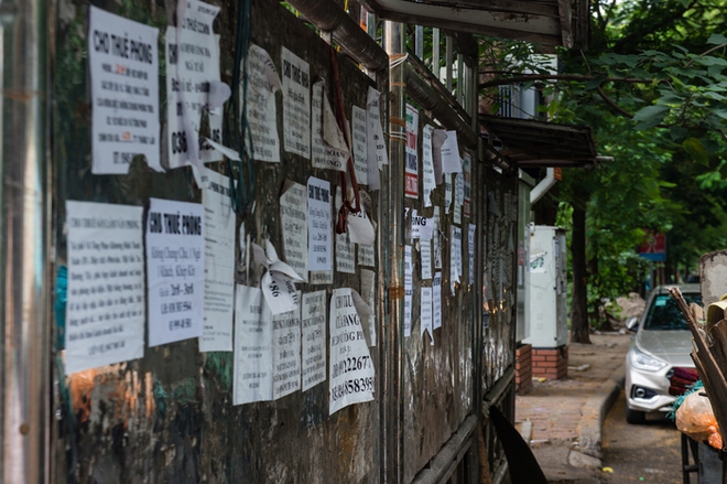 Cận cảnh những tấm biển quảng cáo, rao vặt miễn phí nhếch nhác ở Hà Nội - Ảnh 14.