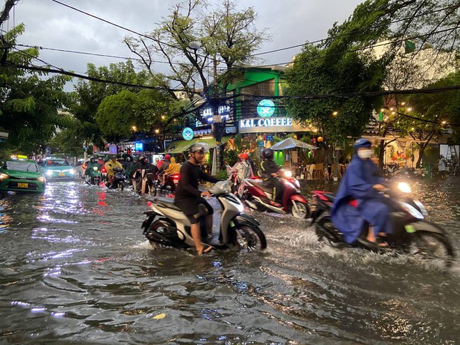 Mưa lớn kéo dài khiến đường phố TPHCM ngập nghiêm trọng, nhiều xe chết máy - Ảnh 5.