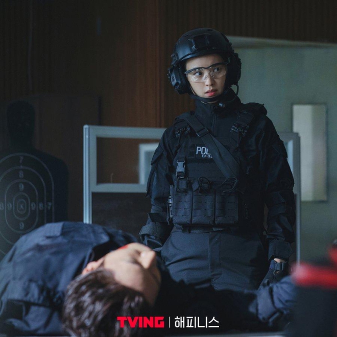 Mỹ nh&acirc;n h&agrave;nh động xuất sắc nhất phim H&agrave;n hiện tại: Một l&uacute;c đ&oacute;ng hai vai qu&aacute; đỉnh, kh&aacute;n giả phải trầm trồ - Ảnh 7.