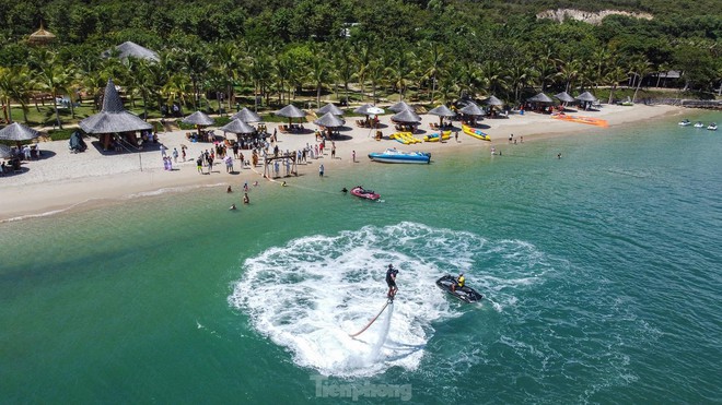 Du khách đổ xô ra đảo, đường nối trung tâm TP Nha Trang với bến tàu ùn tắc - Ảnh 11.