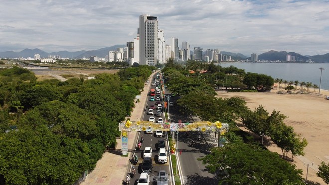 Du khách đổ xô ra đảo, đường nối trung tâm TP Nha Trang với bến tàu ùn tắc - Ảnh 1.