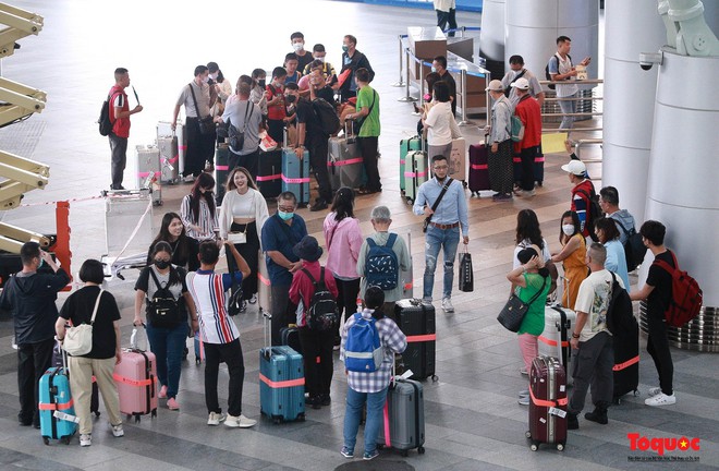 Du kh&aacute;ch nườm nượp đổ về Đ&agrave; Nẵng trong ng&agrave;y đầu kỳ nghỉ lễ 2/9 - Ảnh 4.