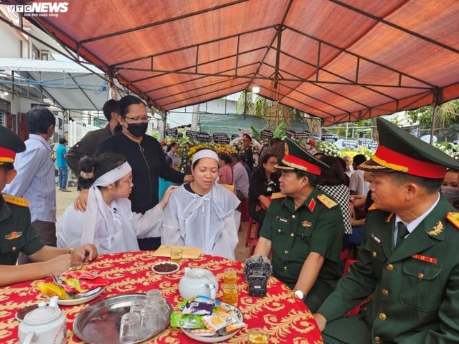 Mẹ của Trung tá Trương Hồng Kỳ: ‘Mời đi ăn lễ, sao giờ lại ra đám tang vậy trời’ - Ảnh 2.