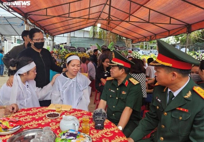 Vợ trung tá hy sinh cứu dân: Hôm nay sinh nhật anh, em và con đã đặt bánh kem - Ảnh 2.