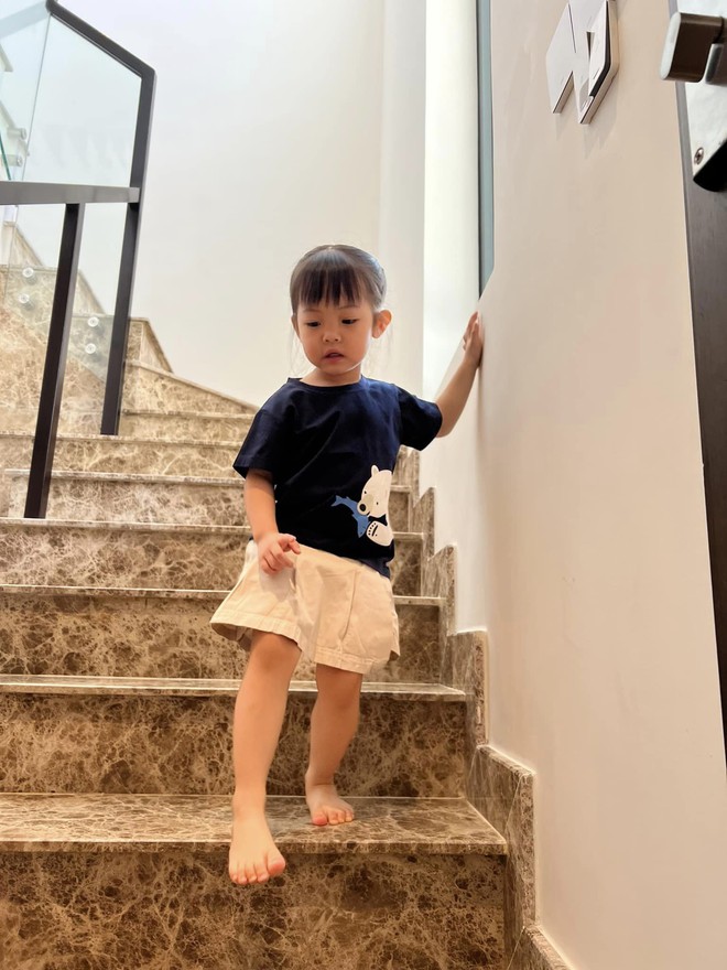 Loạt ảnh đ&aacute;ng y&ecirc;u của con g&aacute;i Cường Đ&ocirc; La - Đ&agrave;m Thu Trang trong ng&agrave;y nghỉ lễ - Ảnh 3.