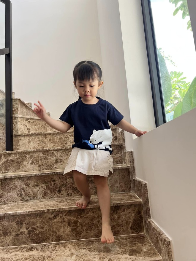 Loạt ảnh đ&aacute;ng y&ecirc;u của con g&aacute;i Cường Đ&ocirc; La - Đ&agrave;m Thu Trang trong ng&agrave;y nghỉ lễ - Ảnh 1.