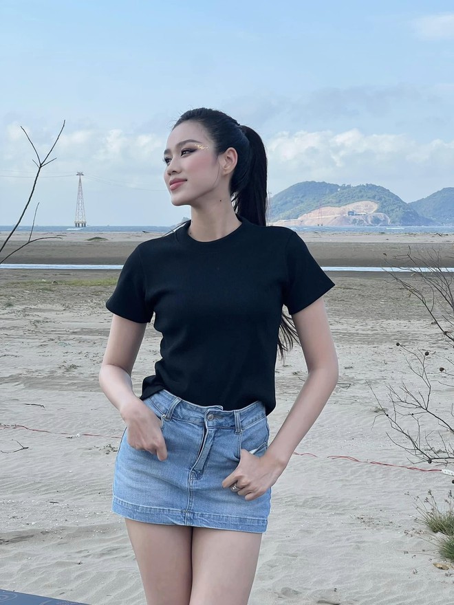 Hoa hậu Đỗ Thị Hà chuộng váy siêu ngắn, khoe chân dài 1m11 - Ảnh 4.