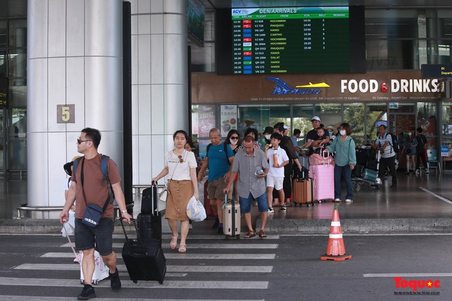 Du kh&aacute;ch nườm nượp đổ về Đ&agrave; Nẵng trong ng&agrave;y đầu kỳ nghỉ lễ 2/9 - Ảnh 8.