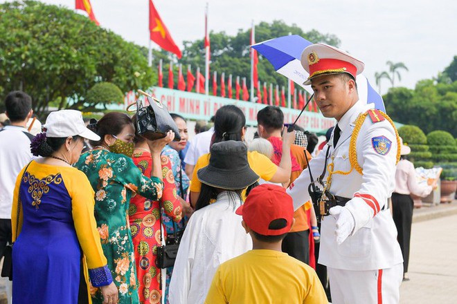 Hàng nghìn người xếp hàng vào Lăng viếng Bác trong ngày 2/9 - Ảnh 7.