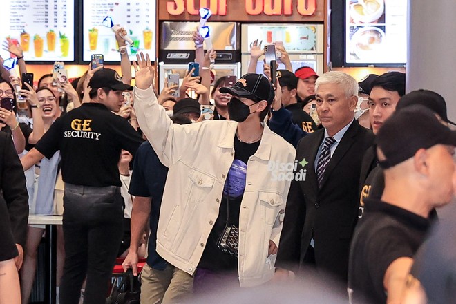 Eunhyuk và Donghae bị chặn đầu xe ở sân bay Tân Sơn Nhất, cộng đồng fan Super Junior phẫn nộ - Ảnh 4.