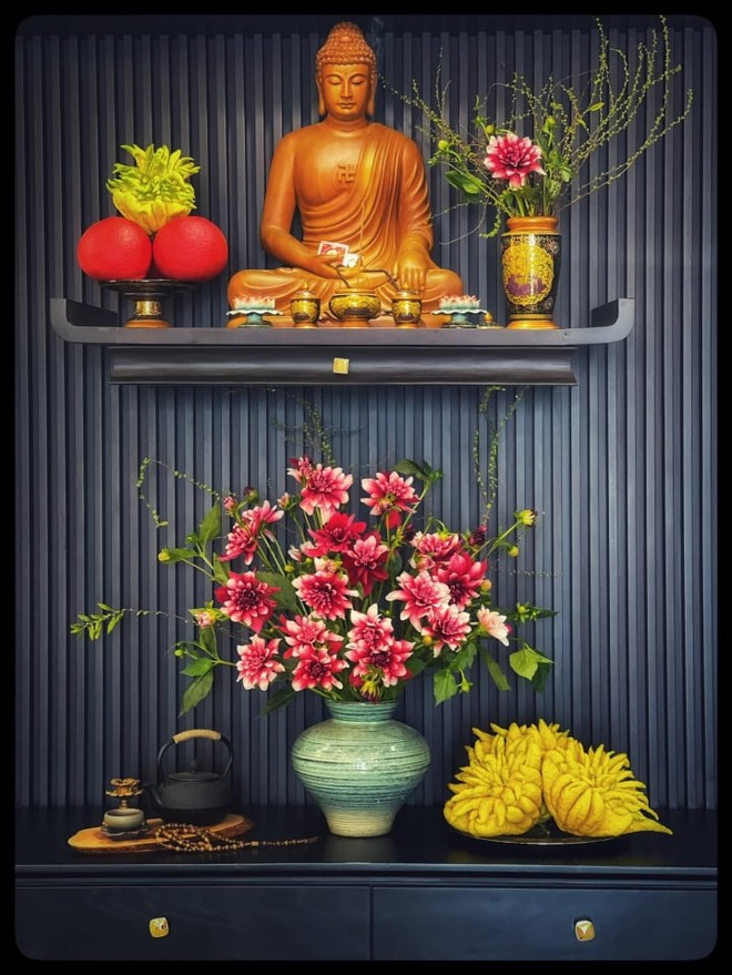 Lọ hoa tr&ecirc;n b&agrave;n thờ đặt b&ecirc;n tr&aacute;i hay b&ecirc;n phải mới đ&uacute;ng? - Ảnh 1.
