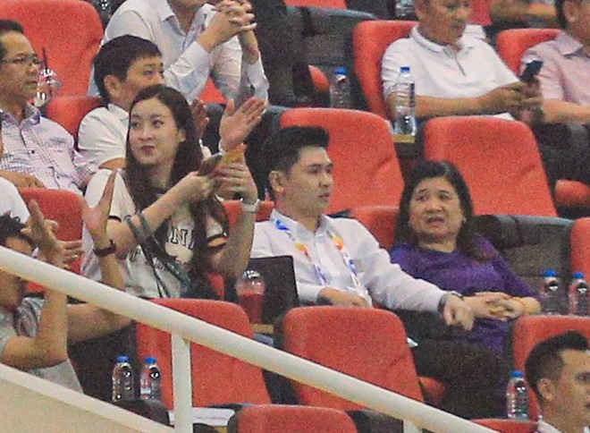 Hoa hậu Đỗ Mỹ Linh lần đầu lộ diện cùng chồng Chủ tịch, nhan sắc sau sinh gây chú ý - Ảnh 1.