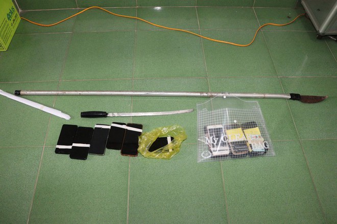 Tạm giữ 14 thanh thiếu ni&ecirc;n ch&eacute;m trưởng c&ocirc;ng an x&atilde; trọng thương - Ảnh 4.