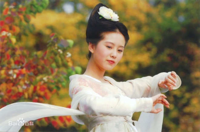 Tạo hình của Jisoo bị tố đạo nhái mỹ nhân cổ trang Hoa ngữ, nhan sắc người kia thế nào mà được khen đẹp hơn chị cả BLACKPINK? - Ảnh 3. Tạo hình của Jisoo bị tố đạo nhái mỹ nhân cổ trang Hoa ngữ, nhan sắc người kia thế nào mà được khen đẹp hơn chị cả BLACKPINK? - Ảnh 3.