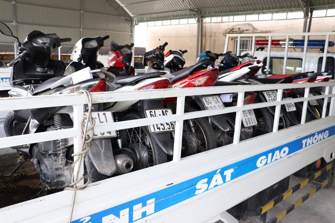 Tạm giữ 14 thanh thiếu ni&ecirc;n ch&eacute;m trưởng c&ocirc;ng an x&atilde; trọng thương - Ảnh 3.