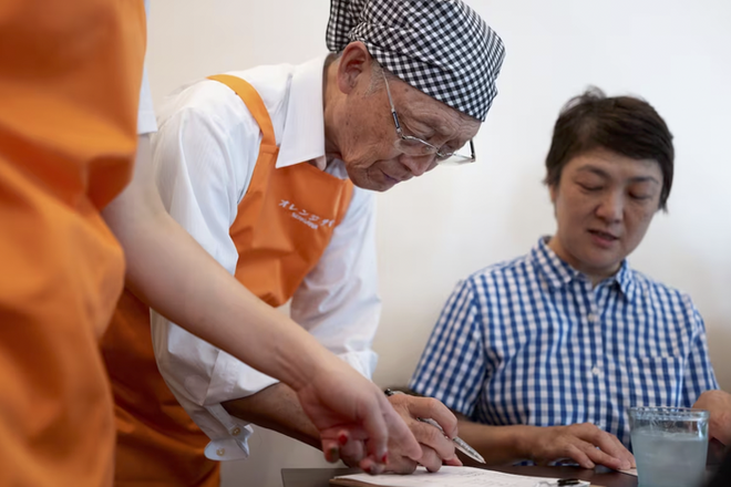 Quán cà phê đãng trí tại Nhật: Nơi thực khách trả tiền để được phục vụ nhầm - Ảnh 2.