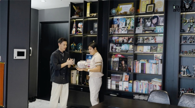 House Are You tập 3 thăm nhà 10 tỷ của nhạc sĩ Nguyễn Văn Chung: Nội thất tone đen sang chảnh, đồ trang trí có tiền cũng khó mua - Ảnh 2.