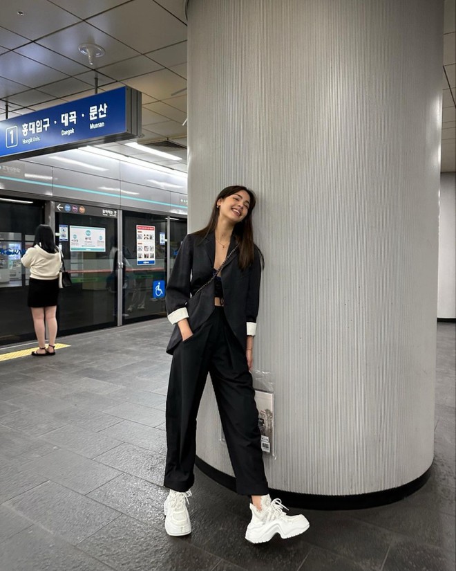 B&ocirc;ng hồng lai đẹp nhất Th&aacute;i Lan Yaya Urassaya c&oacute; style đẹp đi&ecirc;n đảo, ngắm Instagram của n&agrave;ng m&agrave; học được khối v&aacute;y &aacute;o xinh - Ảnh 9.