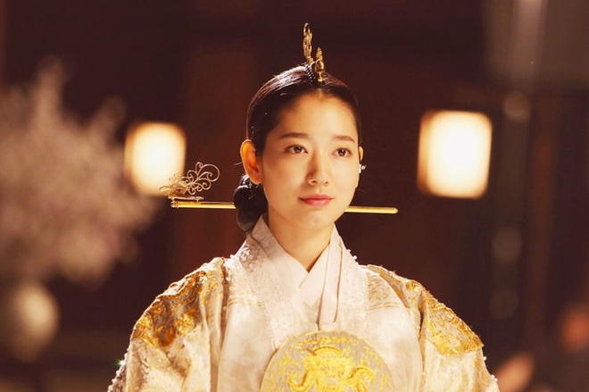 Những hoàng hậu đẹp nhất màn ảnh Hàn trong 10 năm qua: Một mỹ nhân từng đóng cảnh nóng gây đỏ mặt - Ảnh 3.
