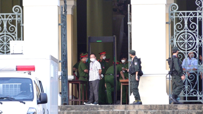 An ninh thắt chặt tại phiên tòa xét xử Nguyễn Phương Hằng - Ảnh 5.