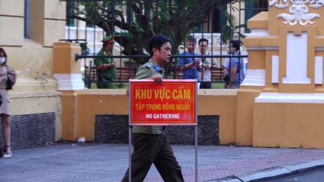 An ninh thắt chặt tại phiên tòa xét xử Nguyễn Phương Hằng - Ảnh 4.