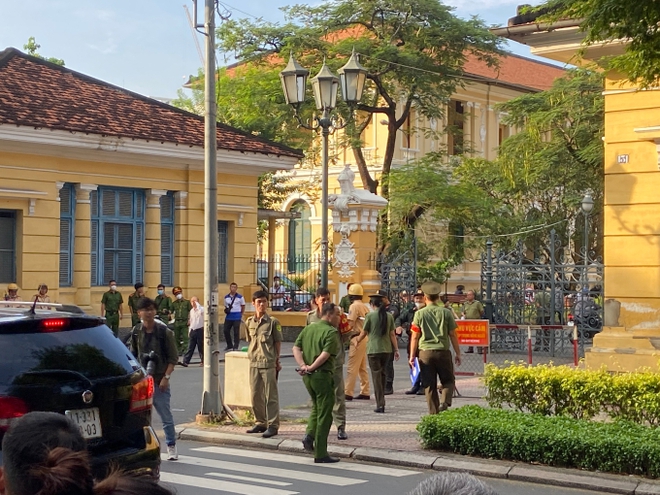 An ninh thắt chặt tại phiên tòa xét xử Nguyễn Phương Hằng - Ảnh 3.