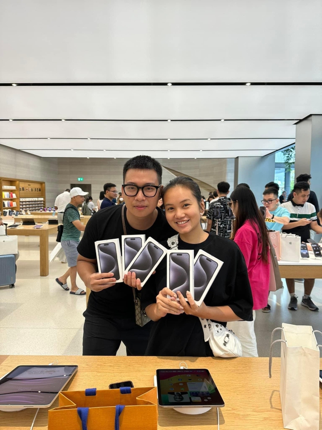 Người Việt xếp hàng tại Singapore, Thái Lan đã mua được iPhone 15: Máy đầu tiên về Việt Nam sẽ có giá trên 60 triệu đồng! - Ảnh 2.