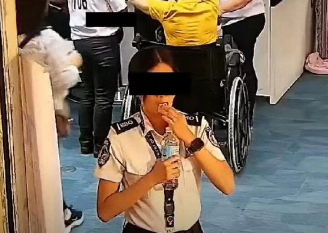 Nh&acirc;n vi&ecirc;n an ninh s&acirc;n bay nuốt 300 USD lấy trộm của h&agrave;nh kh&aacute;ch - Ảnh 1.