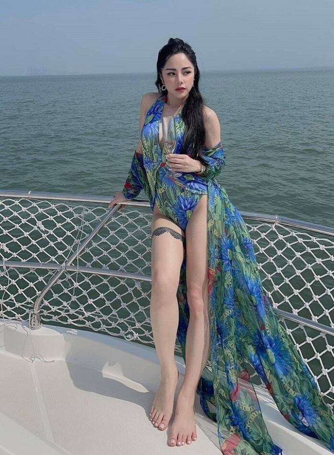 Bạn g&aacute;i hơn 6 tuổi của Huỳnh Anh li&ecirc;n tục lấy tay che bụng trong sự kiện, sắc v&oacute;c khi mang thai ra sao? - Ảnh 4.