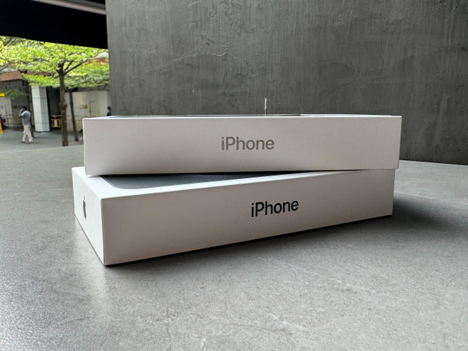 Mở hộp iPhone 15 Pro Max titan tự nhiên tại Singapore, phát hiện chi tiết mà nhiều người dùng sẽ thích - Ảnh 1.